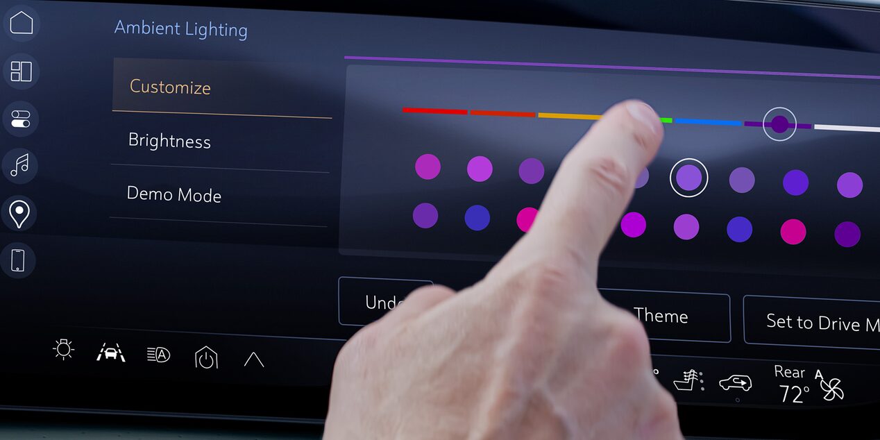 Une personne en train d’appuyer sur l’écran du système d’infodivertissement du Buick Enclave ST 2025.