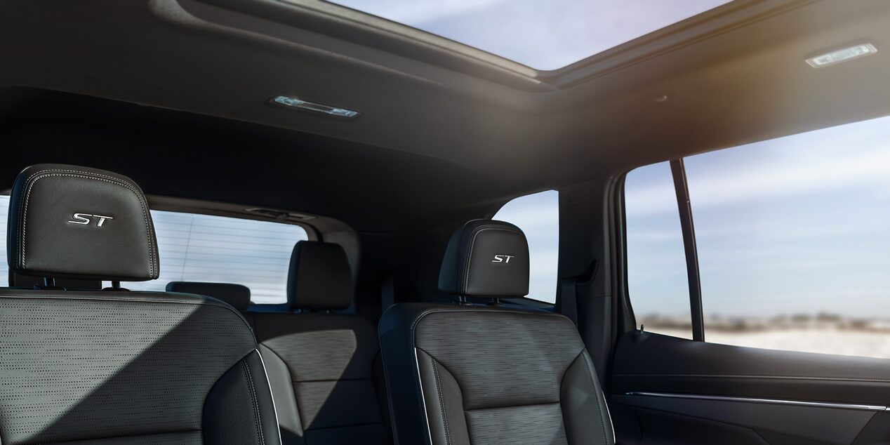 Des rayons de soleil passent par le toit ouvrant du Buick Enclave ST 2025.
