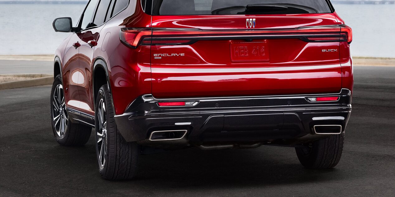 Vue arrière d’un Buick Enclave ST 2025 qui n’a pas de plaque d’immatriculation.