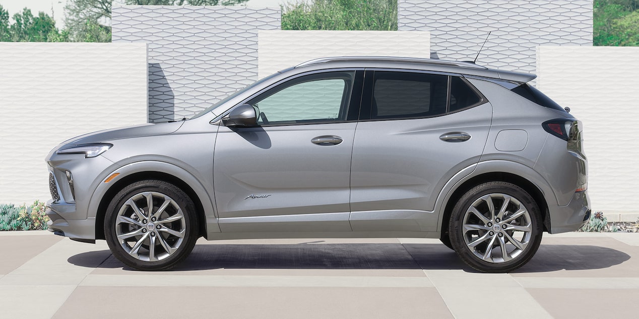 Vue latérale du Buick Encore GX 2025 stationné devant des blocs.