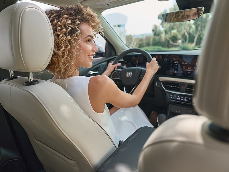 Une personne conduit en toute confiance grâce aux fonctions de sécurité et d’aide à la conduite du Buick Encore GX 2025.