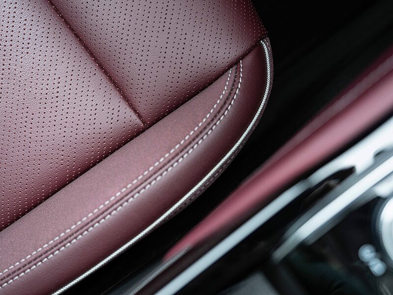 Vue rapprochée des surpiqûres sur un siège du VUS compact sportif Buick Envision ST 2025.