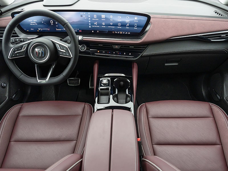 Le volant et le tableau de bord du VUS compact sportif Buick Envision ST 2025.