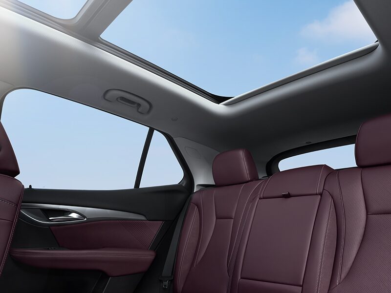 Vue rapprochée de l’emblème ST cousu sur un appuie-tête arrière du VUS compact sportif Buick Envision ST 2025.