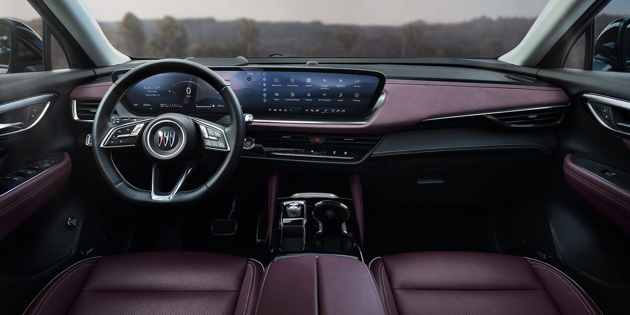 Le volant et le système d’infodivertissement du VUS compact sportif Buick Envision ST 2025 vus par le passager avant.
