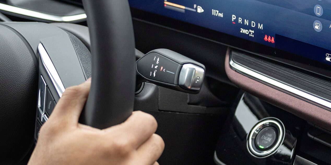 Vue rapprochée de mains posées sur le volant du VUS compact sportif Buick Envision ST 2025.