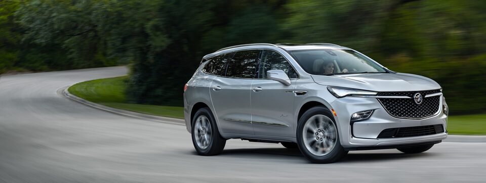 Buick Enclave 2023 sur la route.
