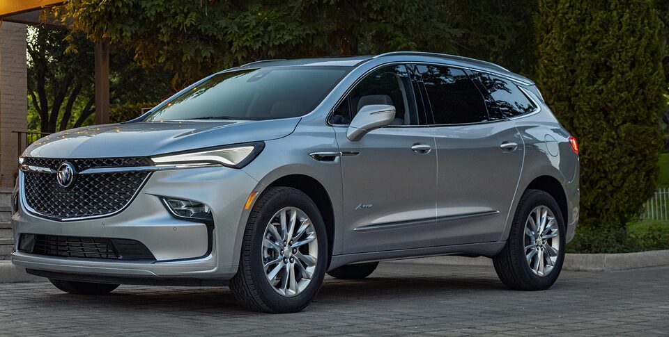 Vue latérale gauche du Buick Enclave 2023.