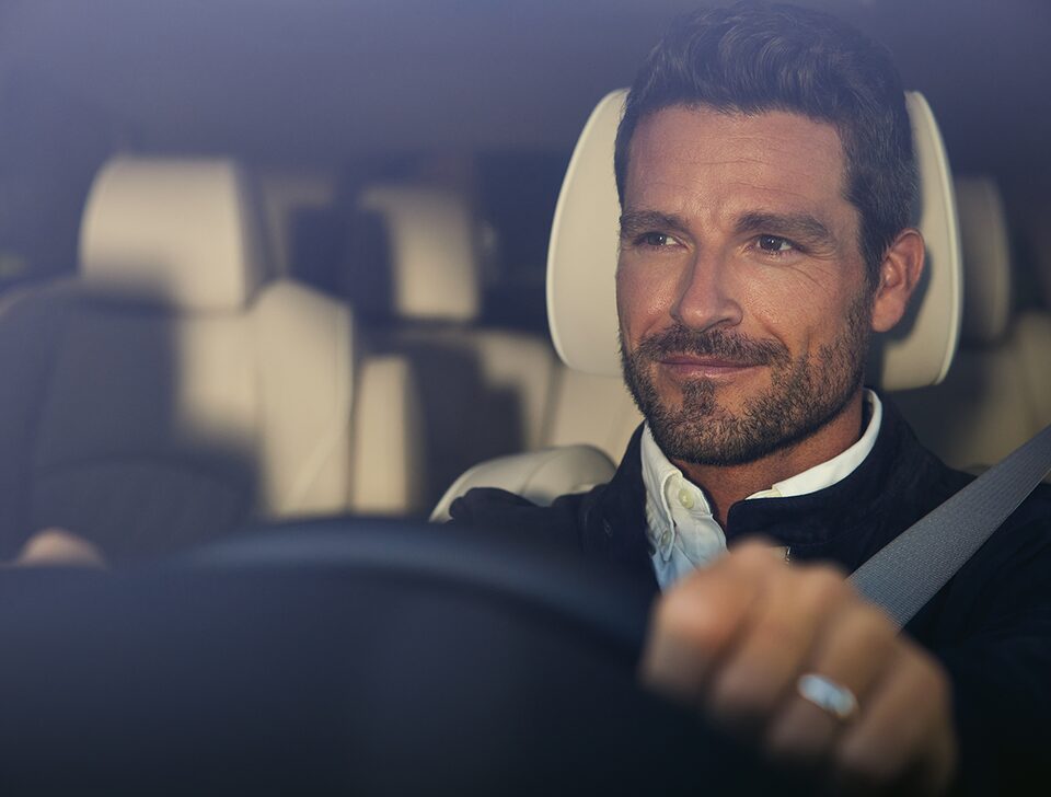 Un homme au volant d’un Enclave 2023.