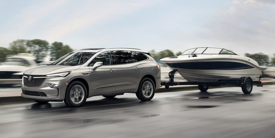 Enclave 2023 qui remorque un bateau.