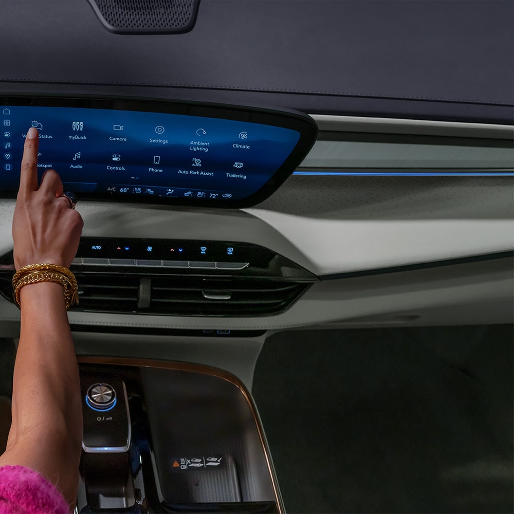 Un gros plan d’un volant en cuir noir avec des accents argentés à l’intérieur de la Buick Enclave 2027.