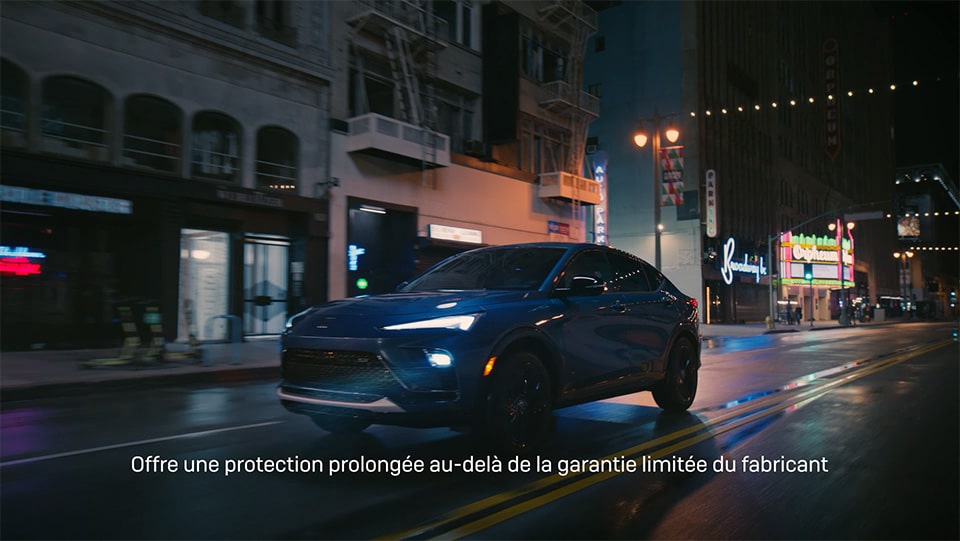 Buick SUV conduisant à travers la ville