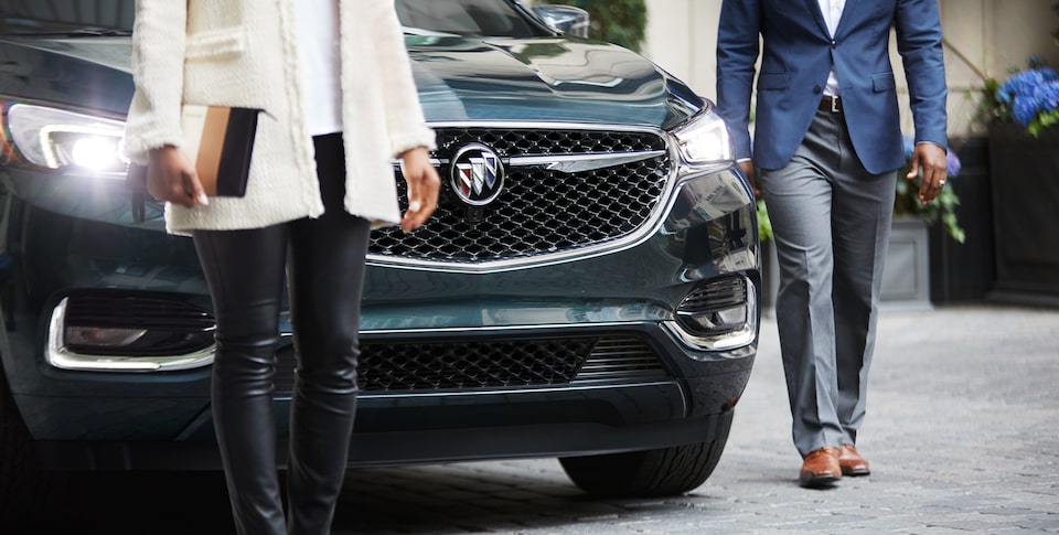 VUS intermédiaire Signature Buick Enclave Avenir sur la calandre.