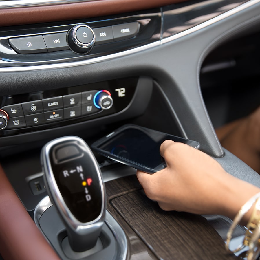 VUS intermédiaire Buick Enclave Avenir 2021 - Recharge du téléphone intelligent.