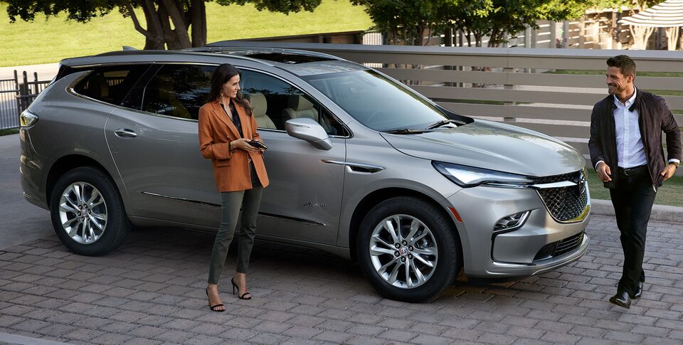 Buick Enclave Avenir 2023 stationné en bordure de rue.
