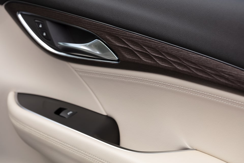 Garnitures ton de bois du Buick Avenir 2023.