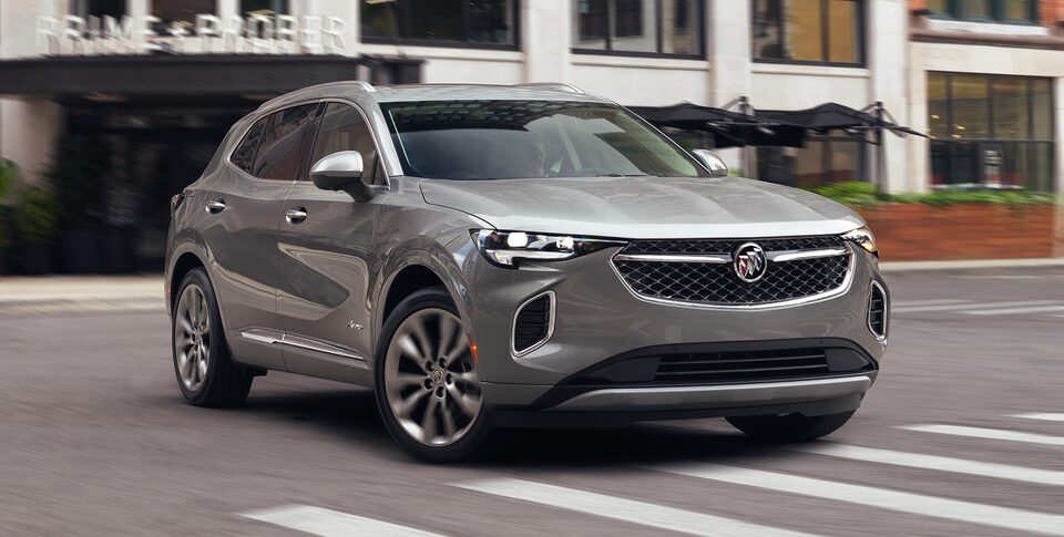 Buick Envision Avenir 2023 stationné en bordure de rue.