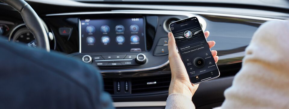 Un téléphone intelligent connecté à l'application myBuick.