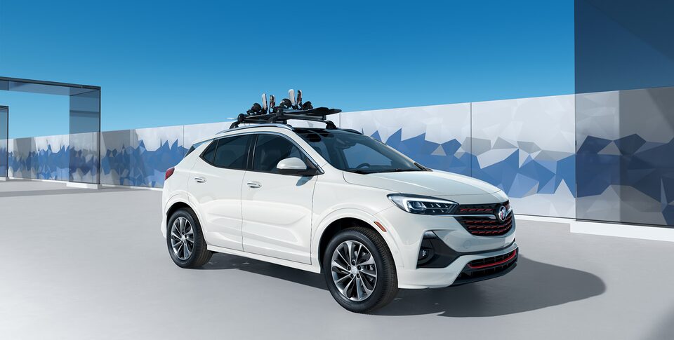 Planche à neige attaché sur la toiture du Buick Encore GX Sport de Tourisme 2023.