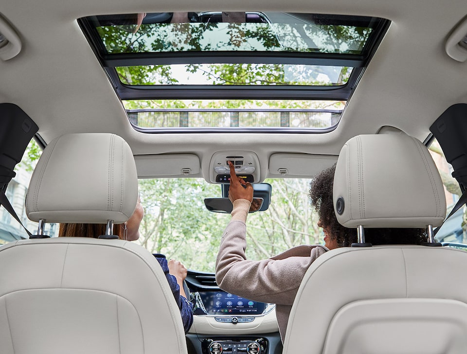Vue du toit ouvrant de l'intérieur de la Buick Encore GX 2022.