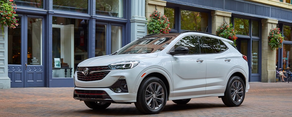 Buick Encore GX 2023 garée sur la route.
