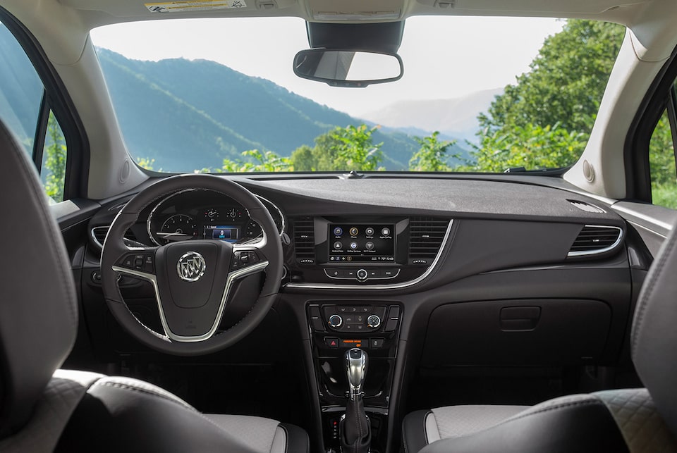 Tableau de bord intérieur avant Buick Encore 2022.