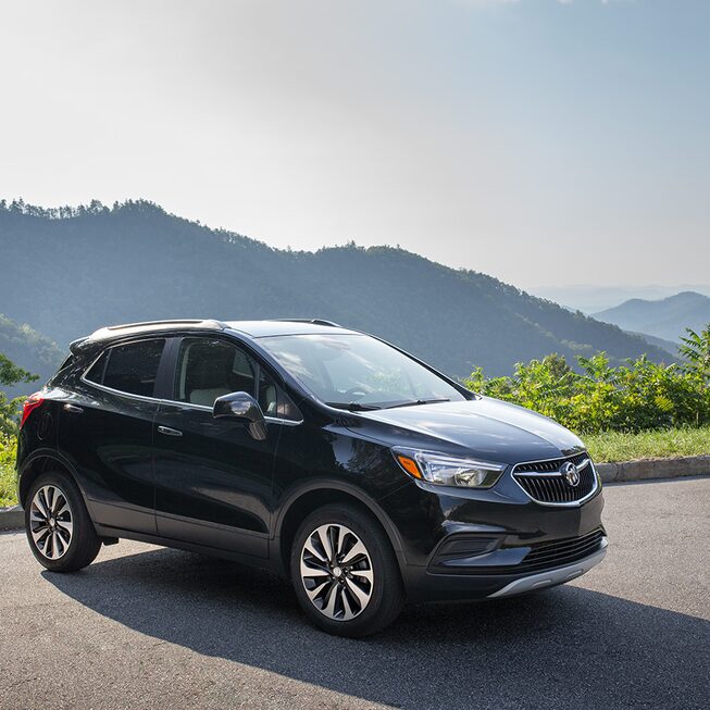 Buick Encore 2022 stationnée sur une route équipée d’un éclairage DEL.