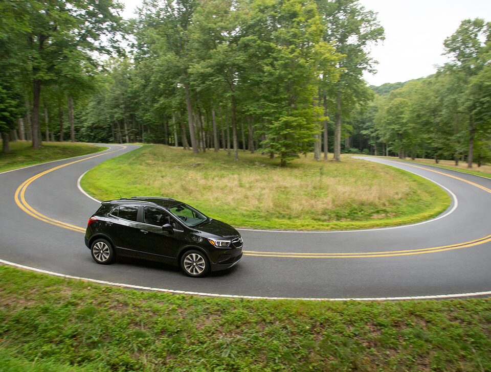Buick Encore 2022 circulant sur une route en courbe.