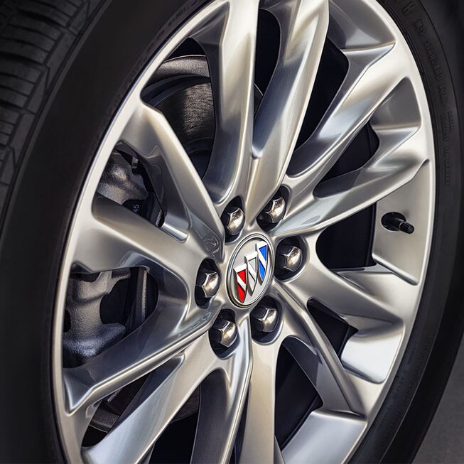 Roue du Buick Enclave Avenir 2023.