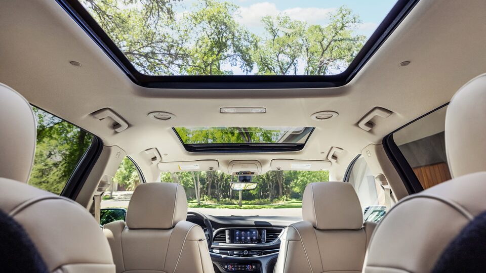 Toit ouvrant transparent avec panneau fixe à l’arrière du Buick Enclave 2023.
