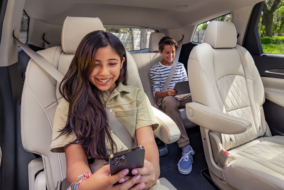 Deux enfants à l’intérieur du Buick Enclave 2023.