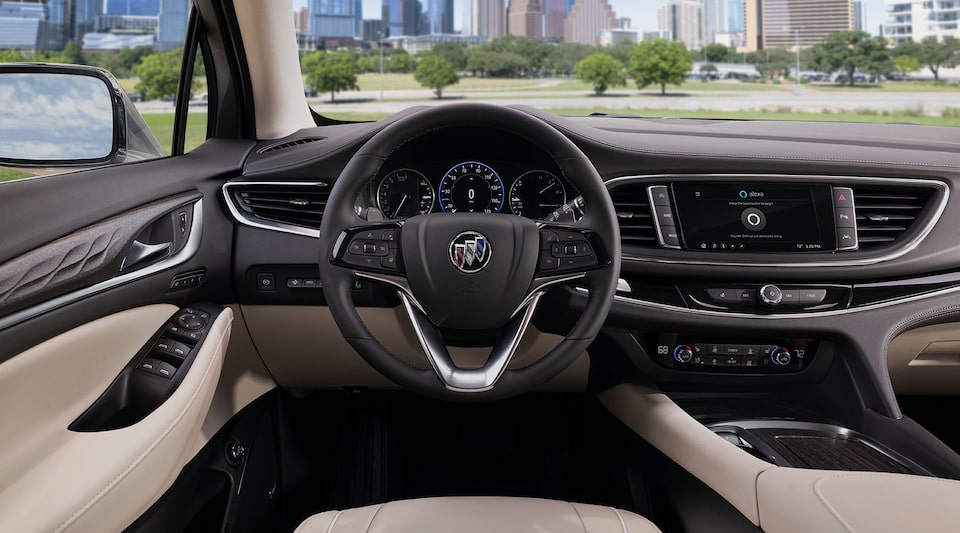Habitacle du Buick Enclave 2023 avec volant et système d’infodivertissement.