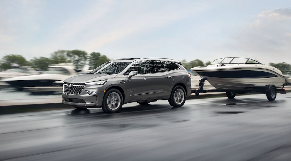Buick Enclave 2023 qui remorque un bateau.