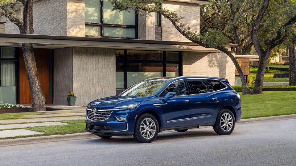 Buick Enclave 2023 stationné devant une maison.