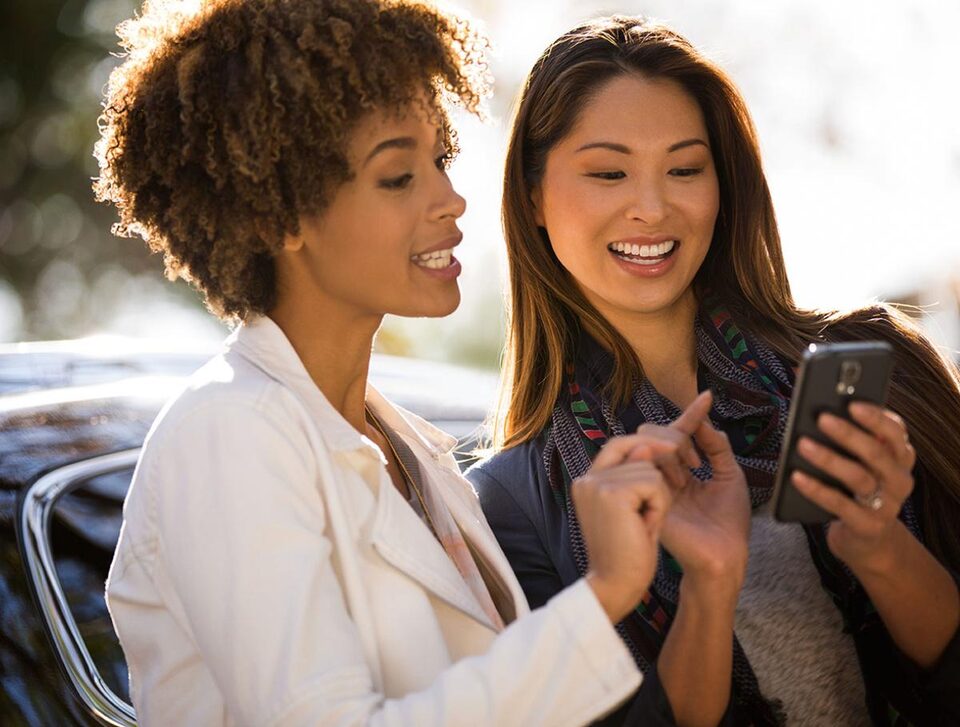 Deux femmes utilisant les services connectés de la Buick Encore GX 2023.