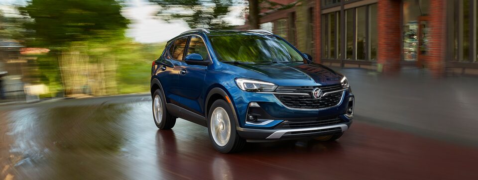 Buick Encore GX 2023 sur la route.