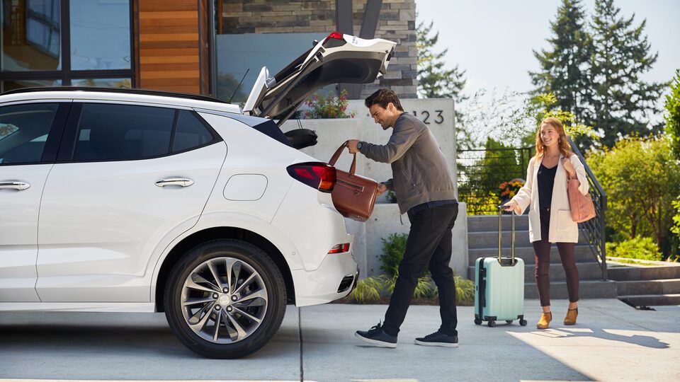 Le hayon mains libres de la Buick Encore GX 2023.