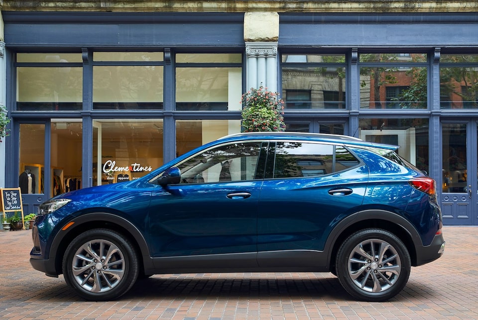 Buick Encore GX 2023 garée sur la route.