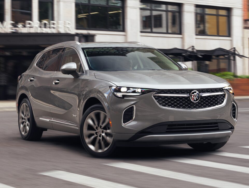 Profil avant du Buick Envision 2023 stationné devant une maison.