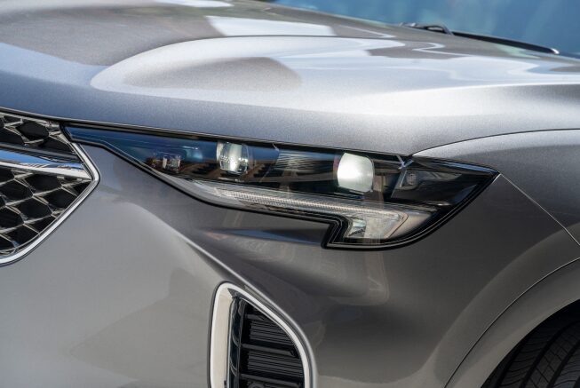 Vue rapprochée des phares du Buick Envision 2023.