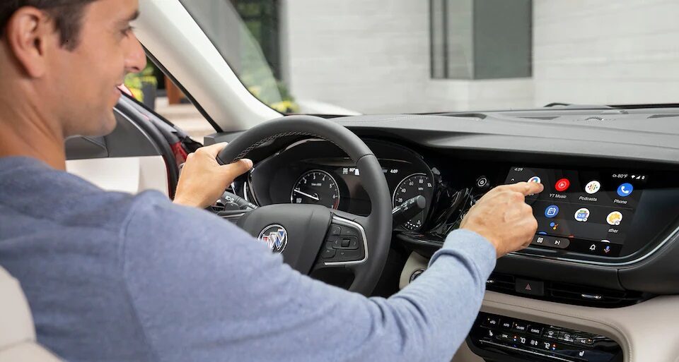 Un homme qui utilise Android Auto dans l’Envision 2023.