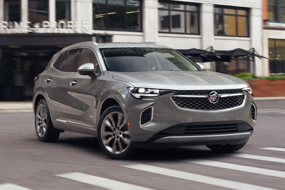 Profil avant du Buick Envision 2023 en mouvement dans la rue.