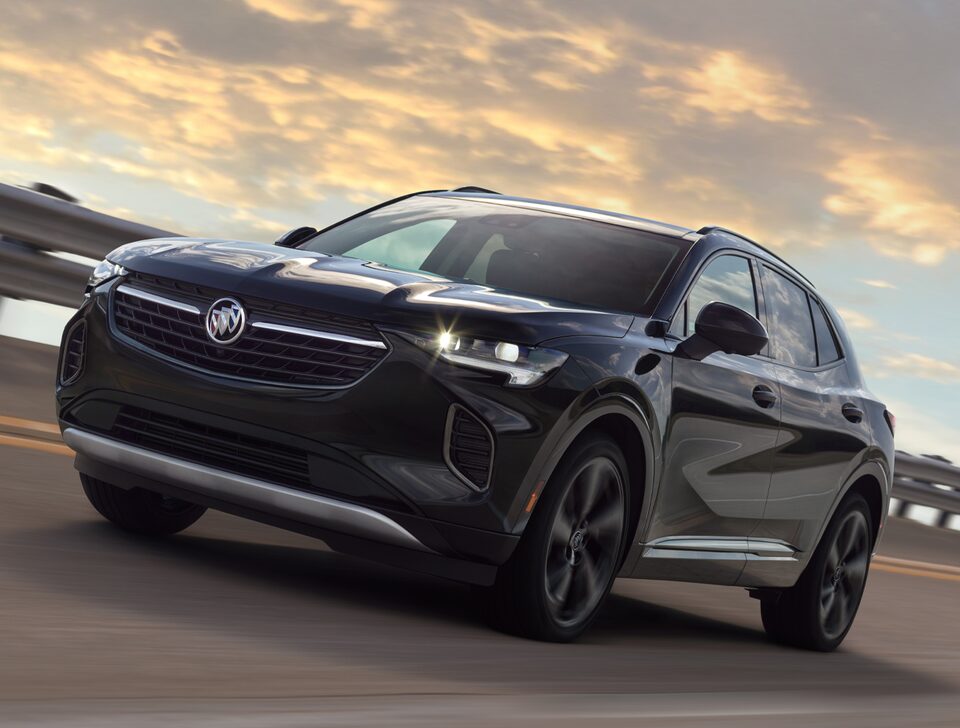 Profil avant latéral du Buick Envision 2023 sur la route.