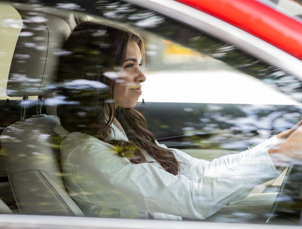Une femme qui conduit un Envision 2023.