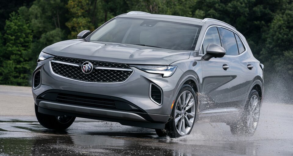 Buick Envision 2023 en mouvement sur une chaussée mouillée.