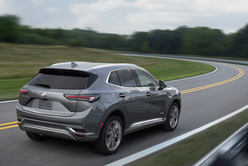 Profil arrière du Buick Envision 2023 sur la route.