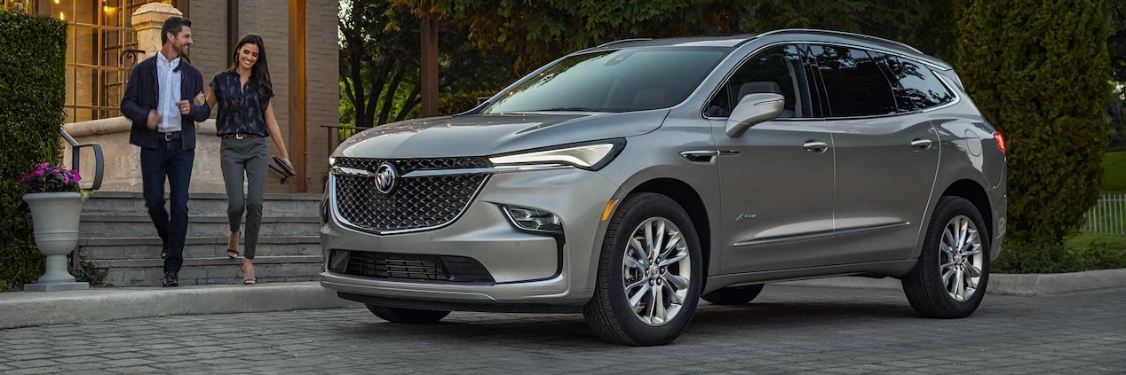 Buick Enclave Avenir 2024 stationné sur le bord de la rue.