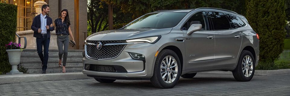 Buick Enclave Avenir 2024 stationné sur le bord de la rue.