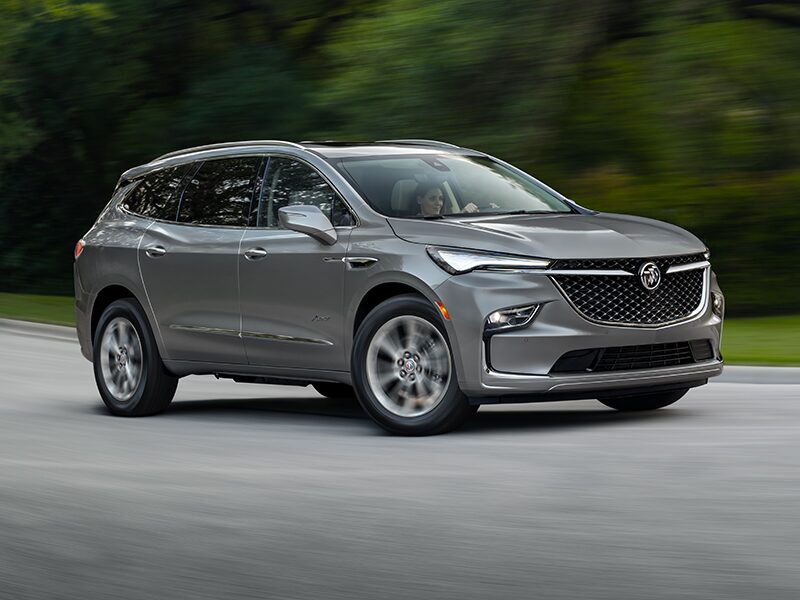 Buick Enclave Avenir 2024 en mouvement.