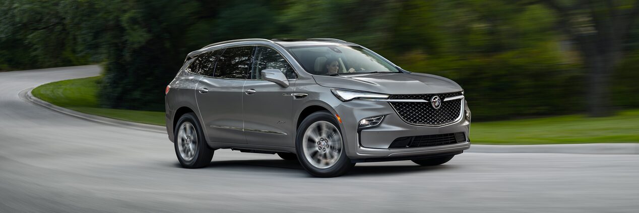 Buick Enclave Avenir 2024 en mouvement sur la route.